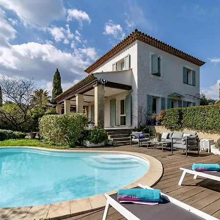 House With Pool In *