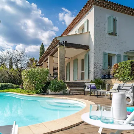 House With Pool In *